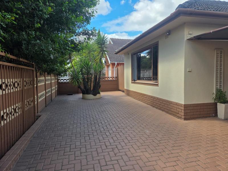 To Let 7 Bedroom Property for Rent in Bonnie Brae Western Cape